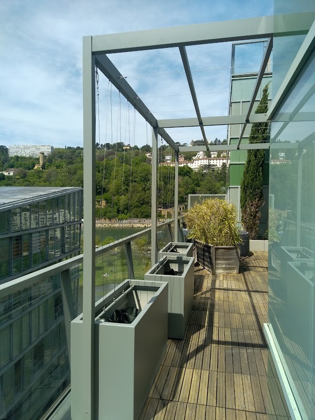 Structure sur mesure adossée à une architecture contemporaine