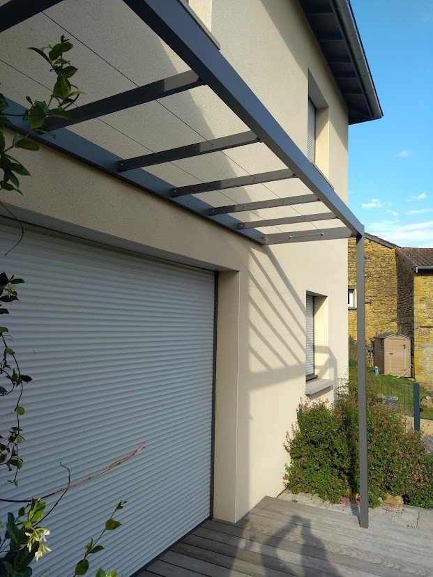 Pergola intégrée à une habitation et à son environnement bâti
