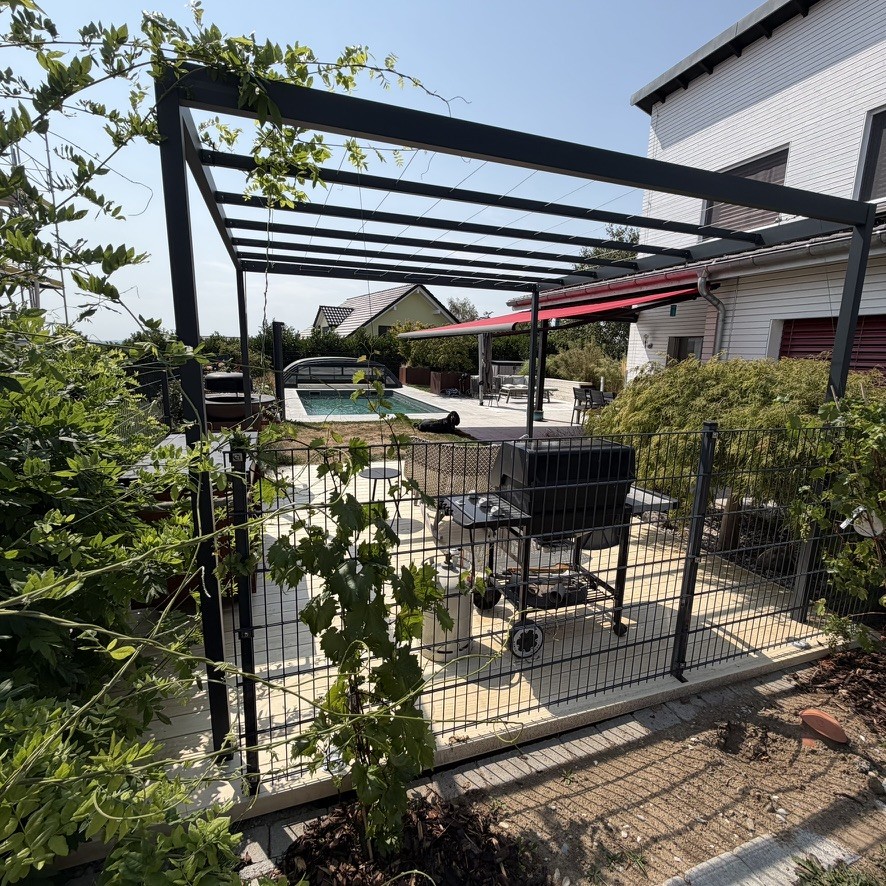 Pergola végétalisée offrant ombre et fraîcheur sur une terrasse