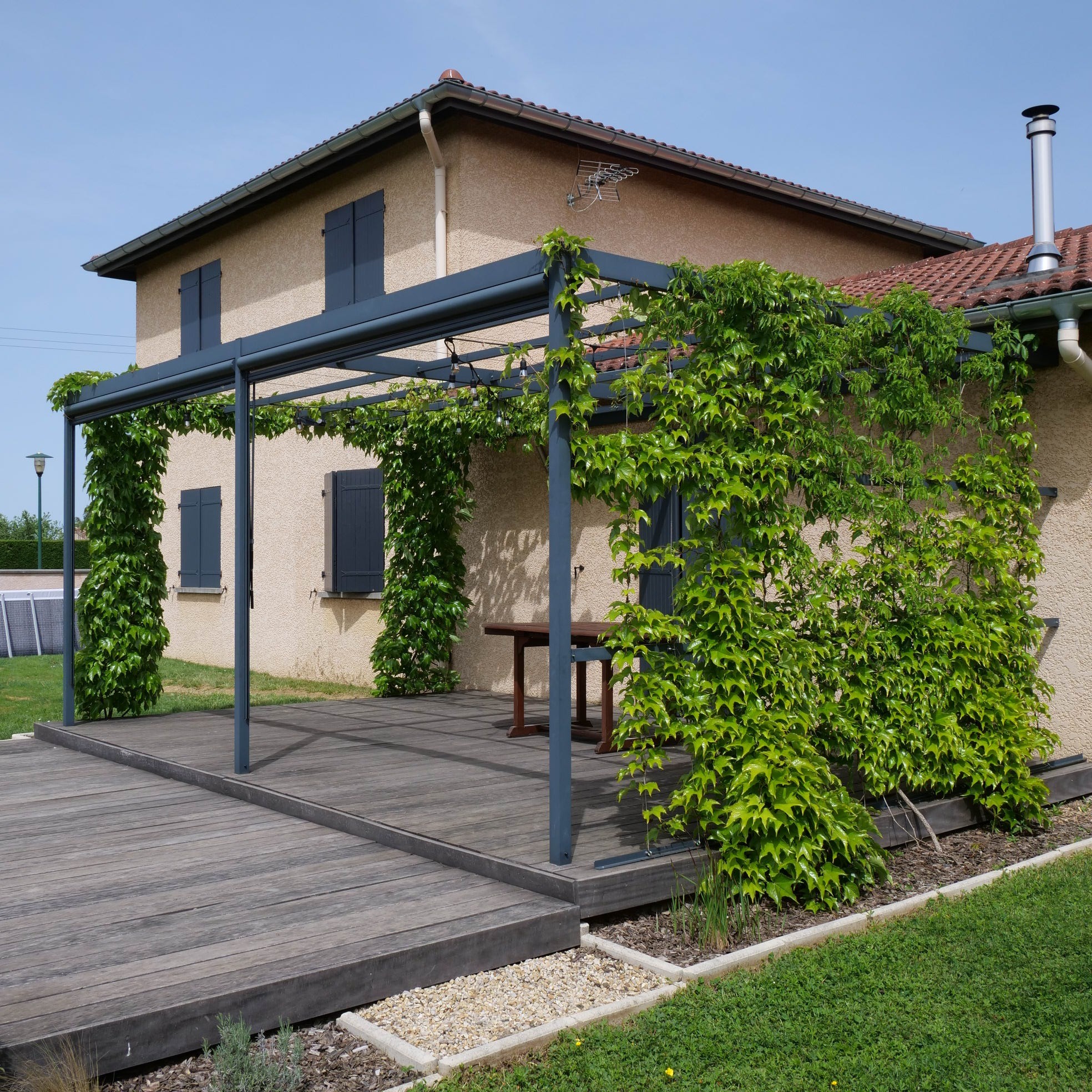 Pergola végétalisée intégrée à une habitation