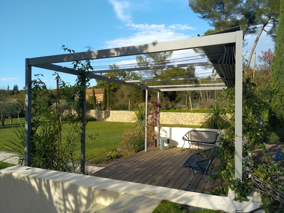 Pergola végétale sur terrasse avec vue lacustre