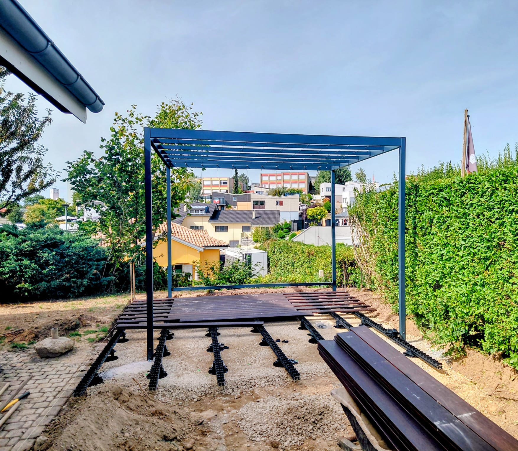 Pergola végétale en cours de construction en Suisse