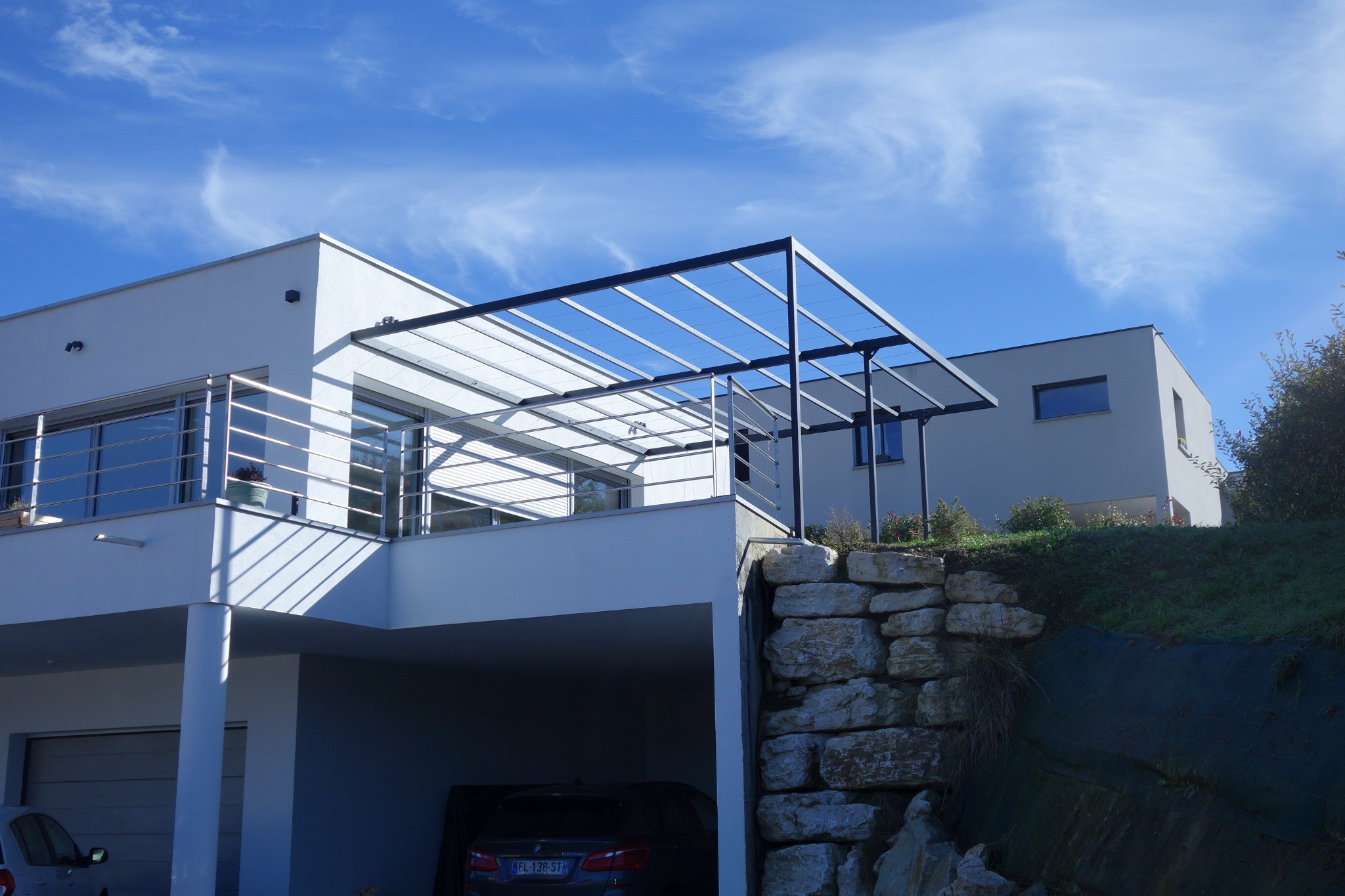 Structure aluminium sur mesure intégrée à une villa contemporaine