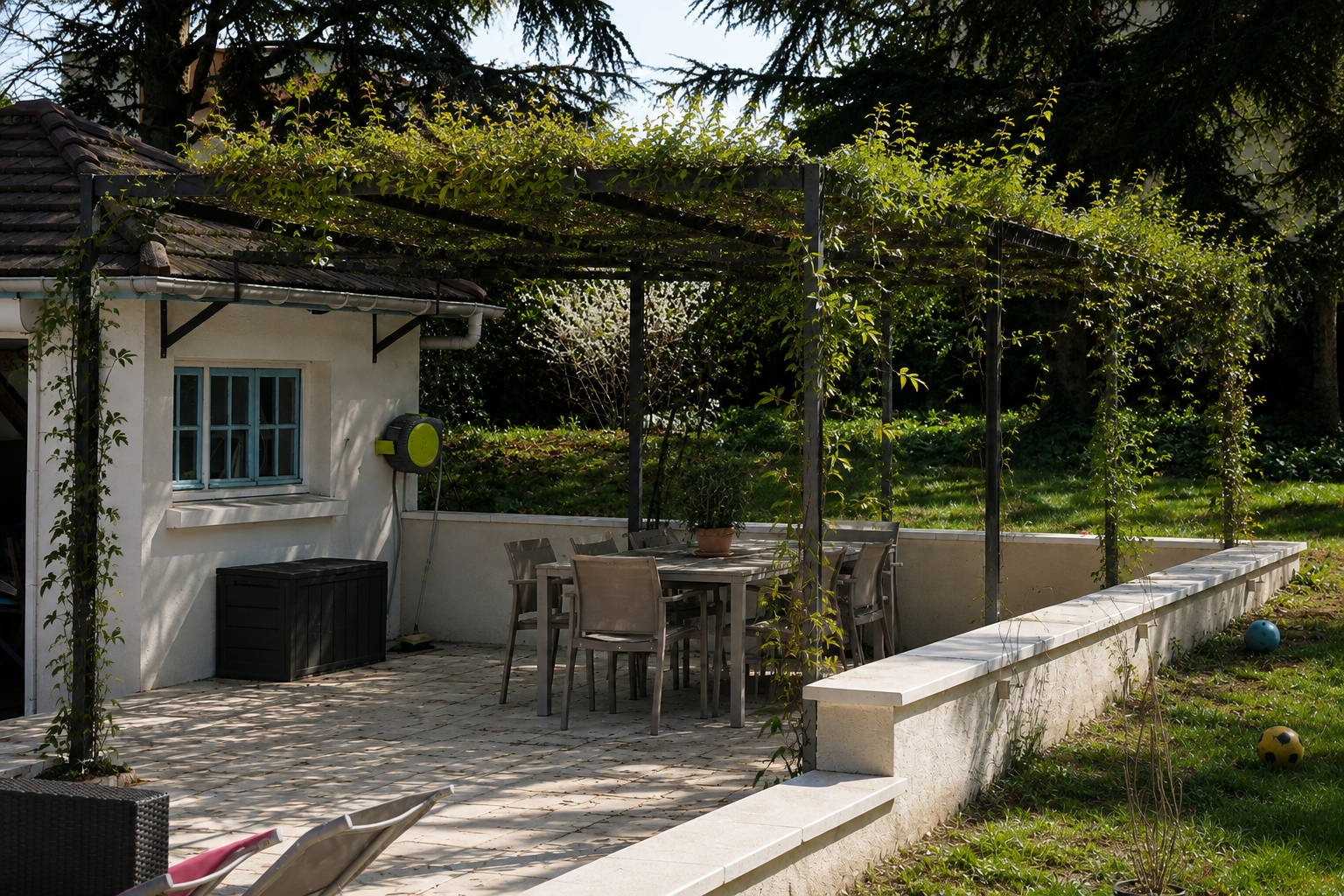 Pergola végétale avec canopée naturelle de plantes grimpantes sur la structure